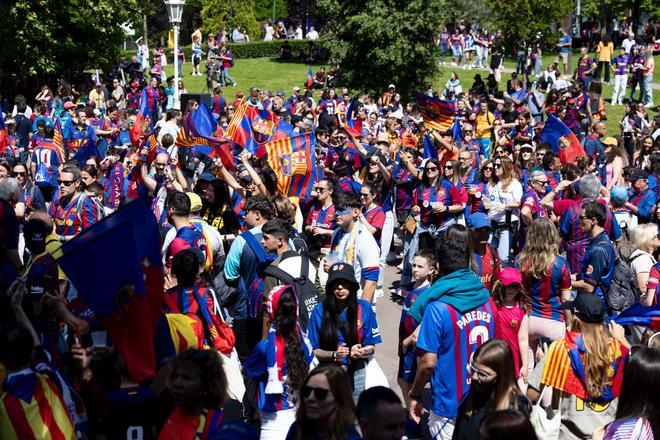 ¡Locura en Bilbao! Miles de aficionados y ambientazo en la fan zone del Barça