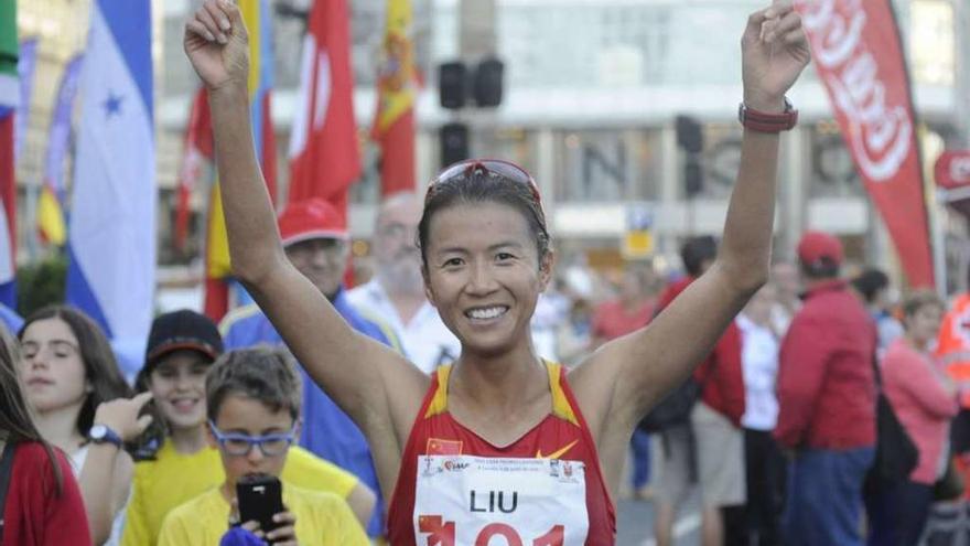 Liu Hong levanta los brazos para celebrar el récord del mundo que batió en A Coruña en 2015.