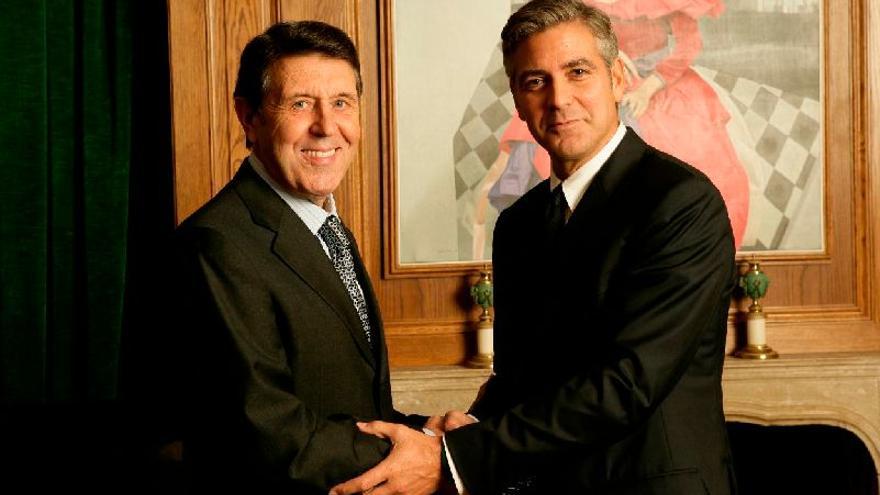 Manuel Colonques, con el actor George Clooney, quien fue imagen de Porcelanosa desde el año 2006.