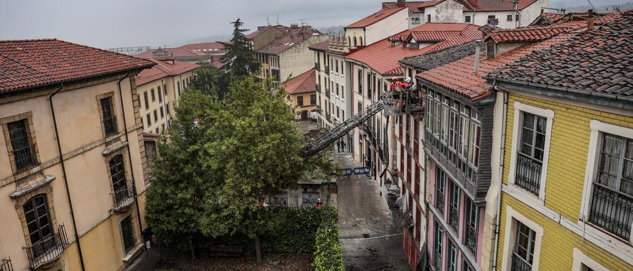 Susto en el Antiguo: parte de la fachada de un edificio se desploma y llena la vía de cascotes