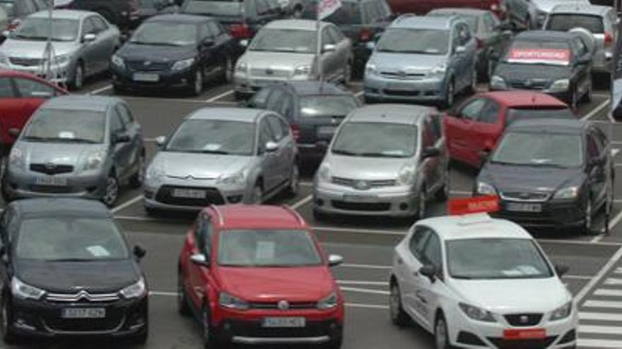 Los coches, expuestos en el centro comercial El Mirador. i ADOLFO MARRERO