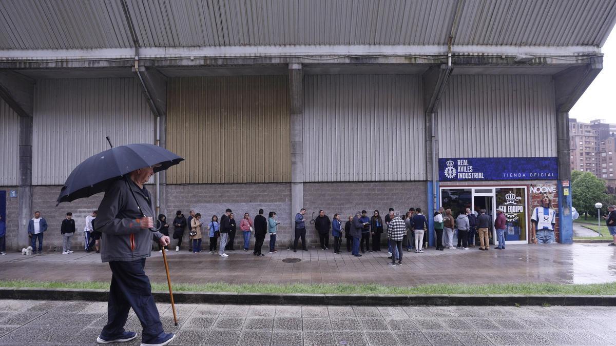 EN IMÁGENES: Locura blanquiazul para acompañar al Avilés en Majadahonda