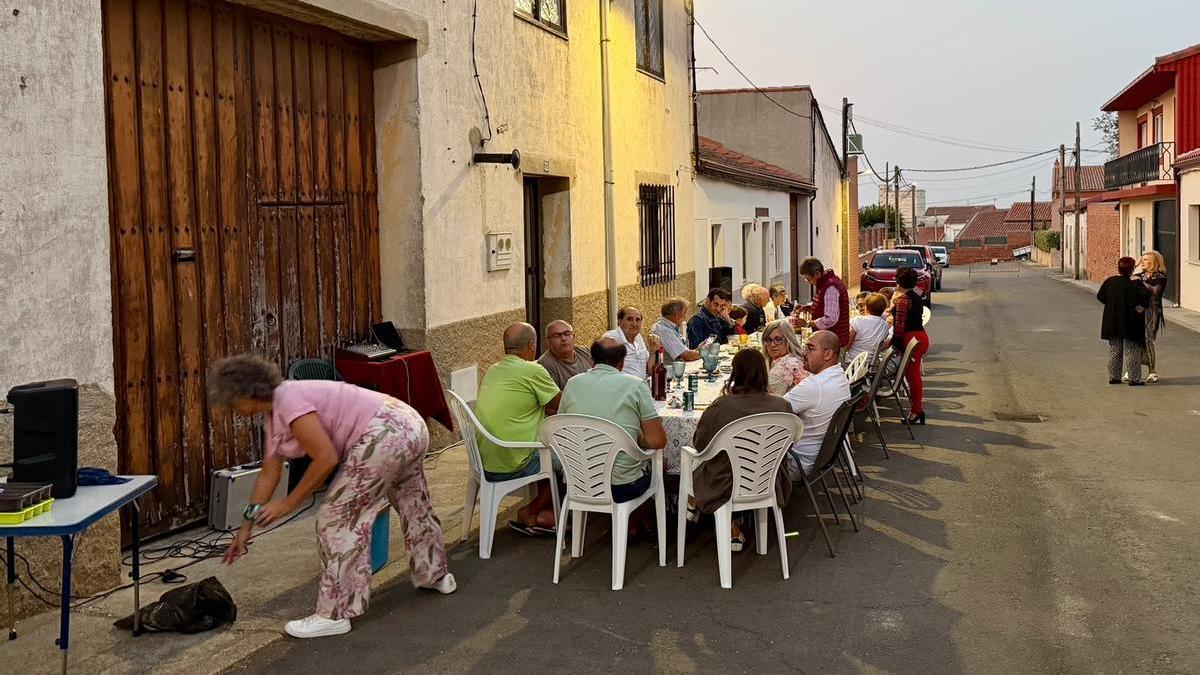 Fiesta comunal de los vecinos de la calle Santiago en Corrales del Vino.