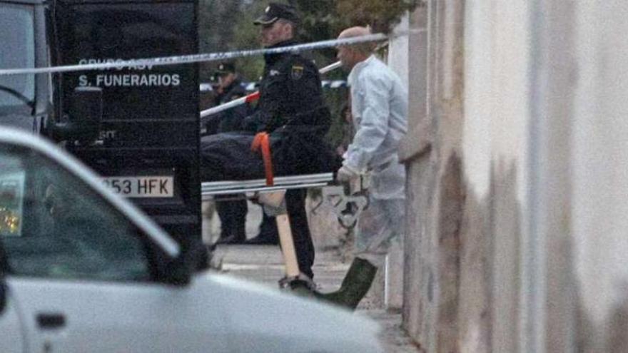 Momento de la retirada de los cadáveres en el chalé donde ocurrió el doble crimen. efe