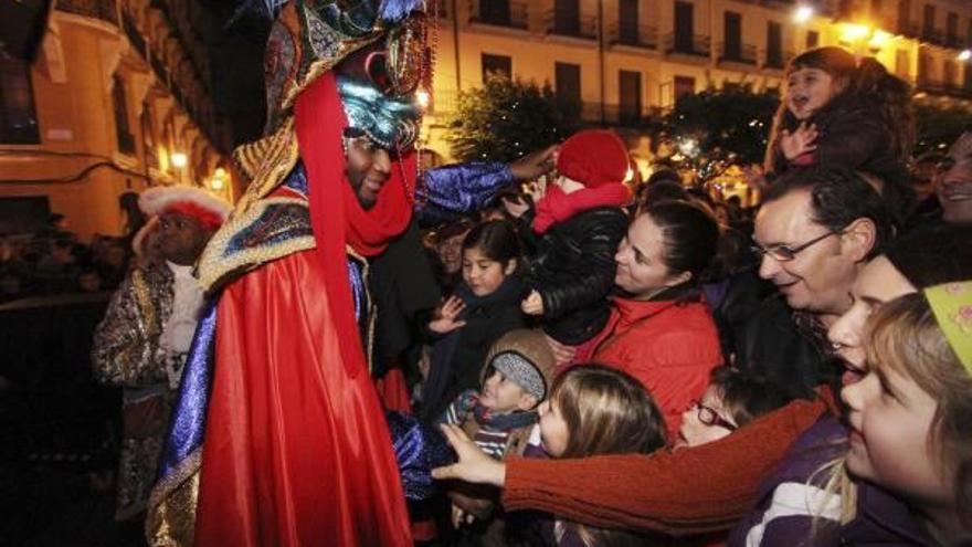 Melchor surca en carroza la amplia calle de Santa Clara.