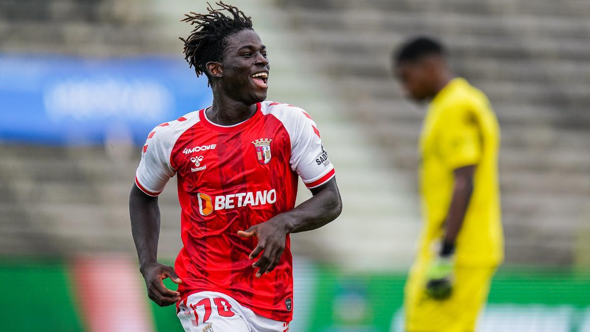 Roger Fernandes celebra su primer gol como profesional con 15 años