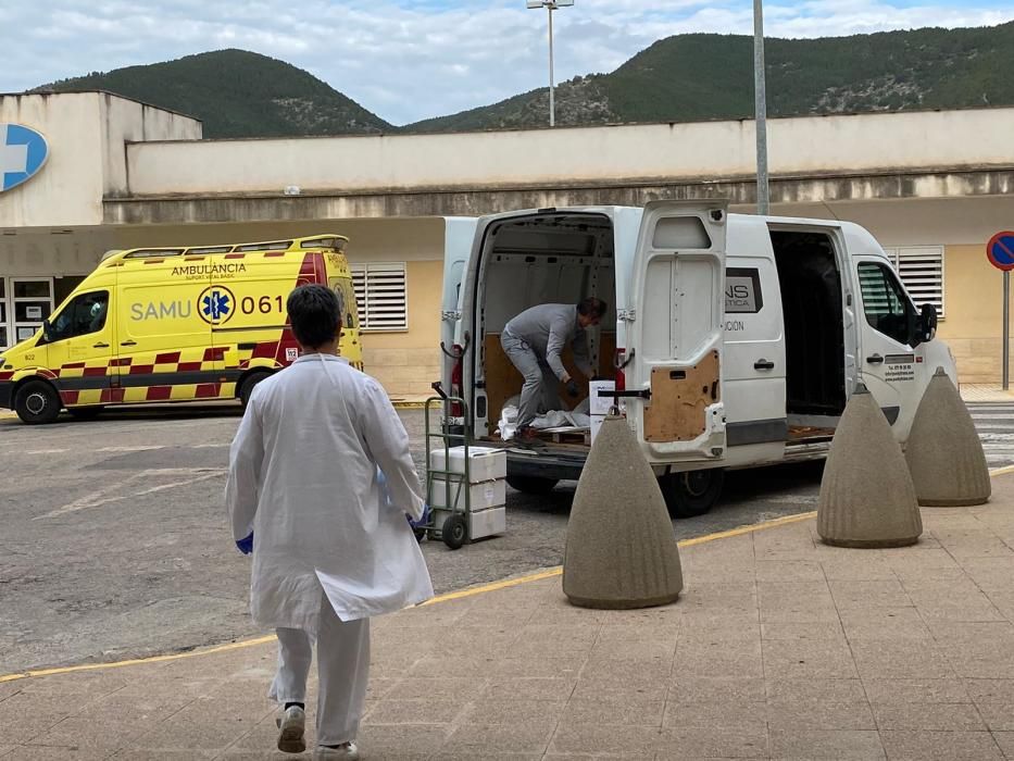 Descarga de una de las partidas de mascarillas, fonendos y batas impermeables donadas por Ibiza Contigo a can Misses en el inicio de la crisis.