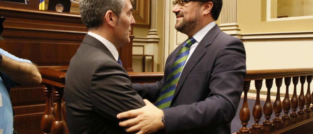 Fernando Clavijo (izquierda) y Asier Antona se saludan en el Parlamento canario.