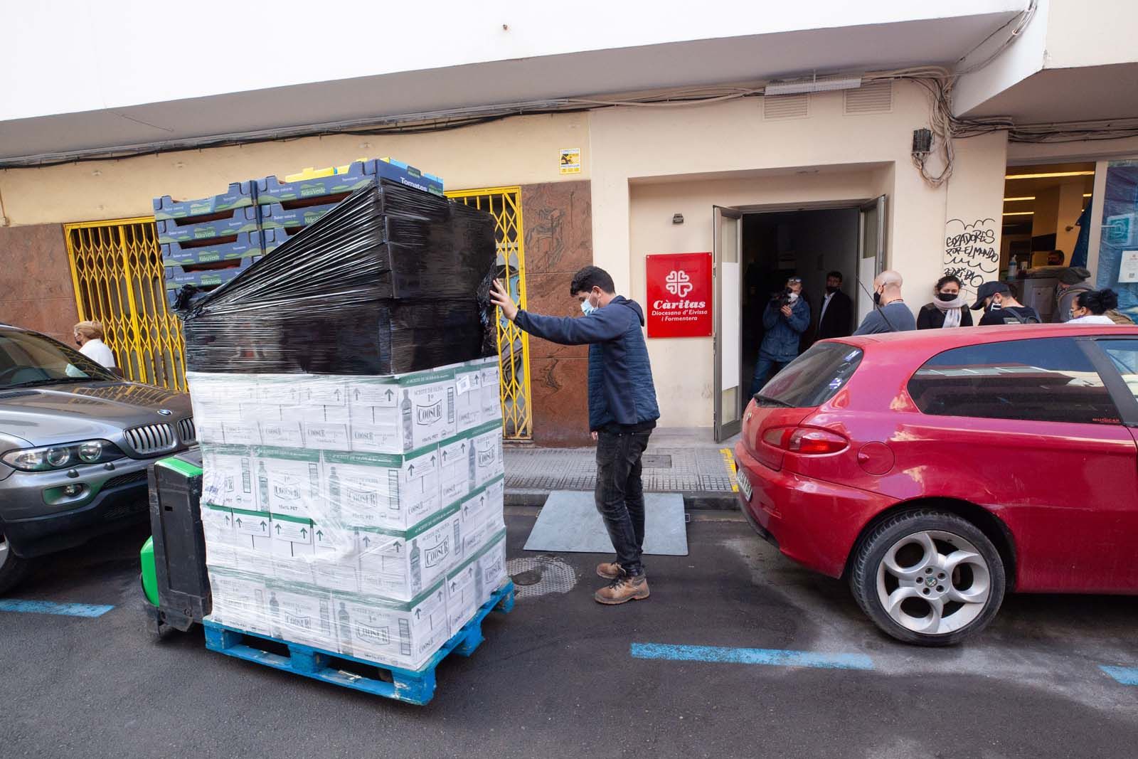 La solidaridad de Ibiza repone las estanterías del banco de alimentos de Cáritas