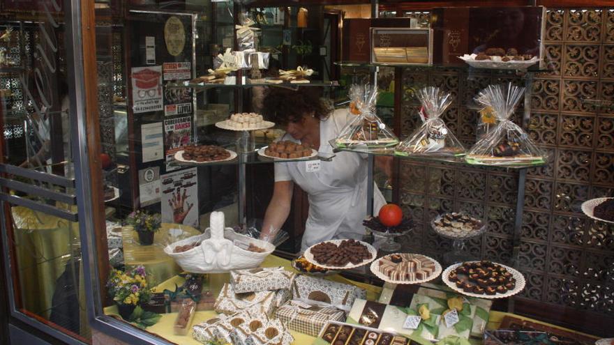 En la imatge la propietària de la Pastisseria Cosp, Susana Cosp, arreglant l&#039;aparador del comerç · ACN