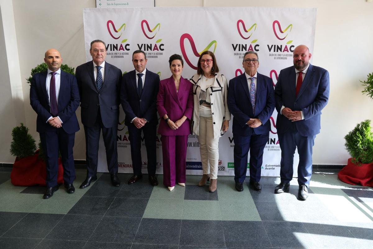Autoridades y organizadores en la entrada del Palacio del Vino durante la inauguración oficial de VINAC.