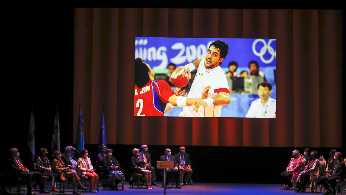 Entrega de honores y distinciones de Gijón en el teatro Jovellanos