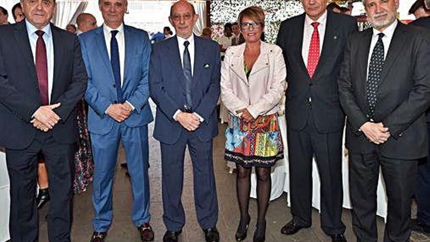 Por la izquierda, Ignacio Bádenas, José María Moreno; el homenajeado Fernando Calero; Elena Máñez, Ricardo Arranz y Emilio Moya.