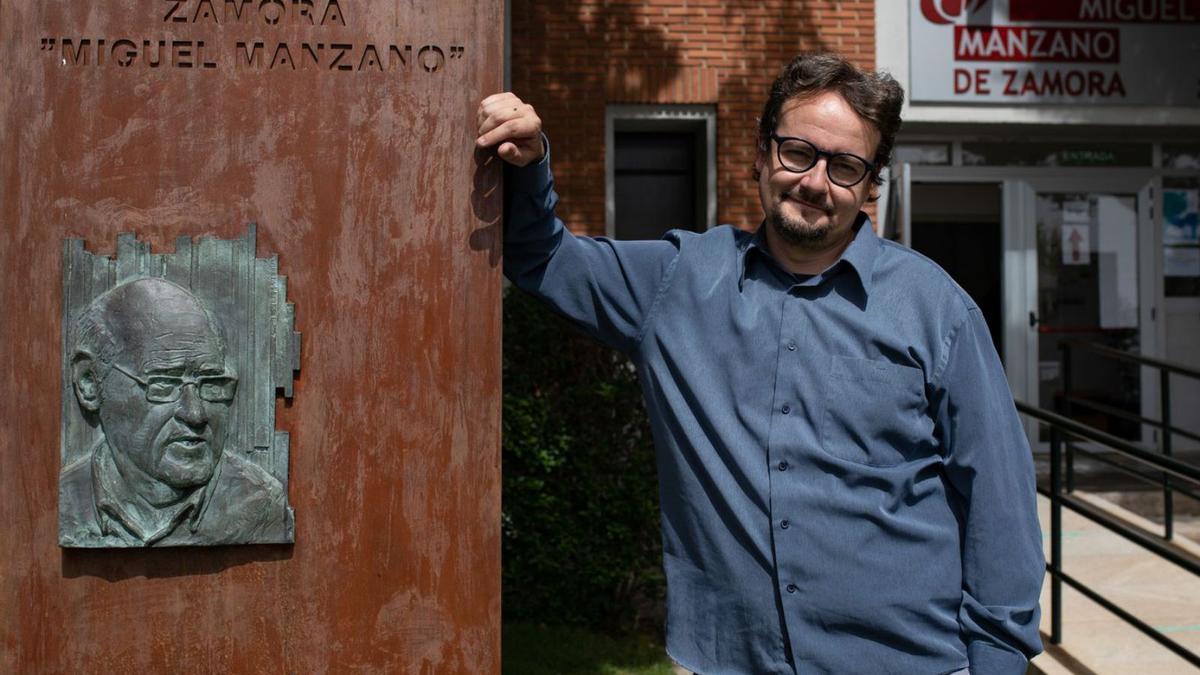 Jorge Rafael Gómez junto al monolito en honor de Manzano con el conservatorio de fondo. | Ana Burrieza