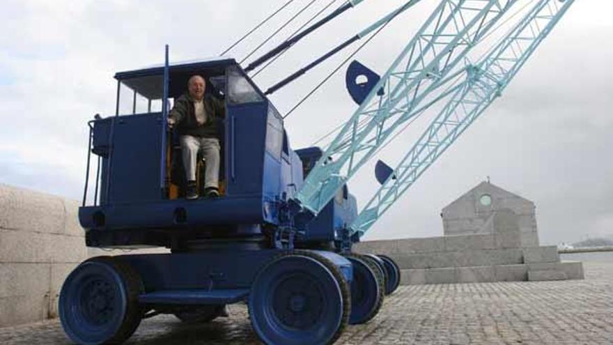 Celso pilota una de las grúas expuestas en el Museo do Mar, que guió durante más de dos décadas en el astillero Ascón