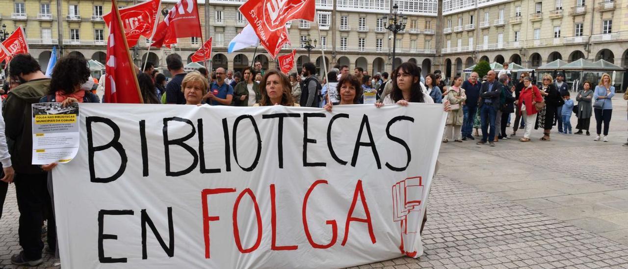 Empleadas de las bibliotecas en la protesta de ayer en María Pita. |   // VÍCTOR ECHAVE