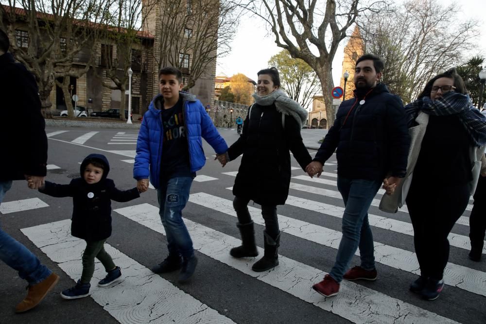 Cadena humana contra el racismo y la xenofobia