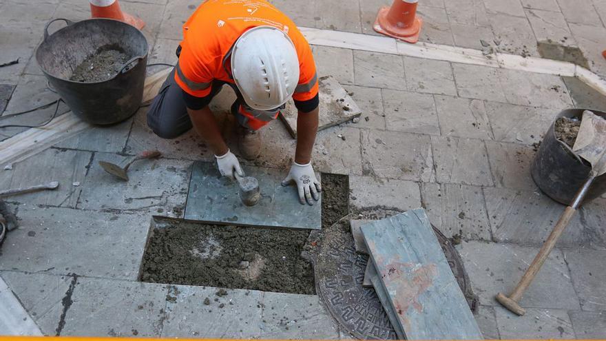 Arreglos en el pavimento de una calle de la capital malagueña.