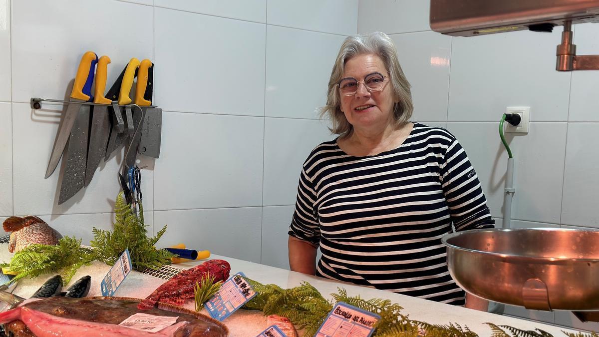 Loli Garrido, la última pescadera de Luarca: una vida entre la rula, el hielo y el pescado del barco