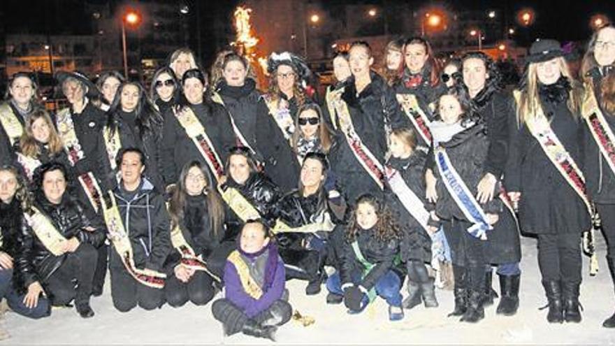 Vinaròs despide el Carnaval de luto, al calor de las llamas