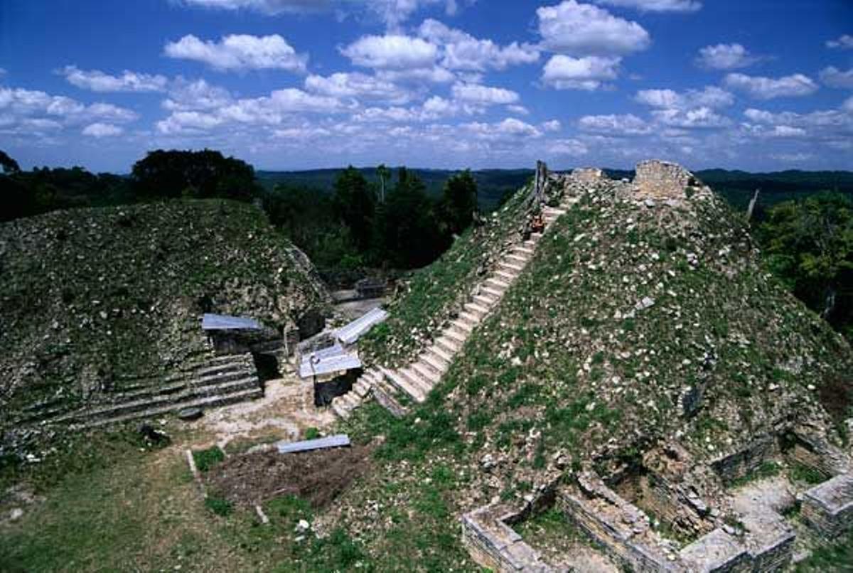 Ruinas de una pirámide maya en Lamanai.