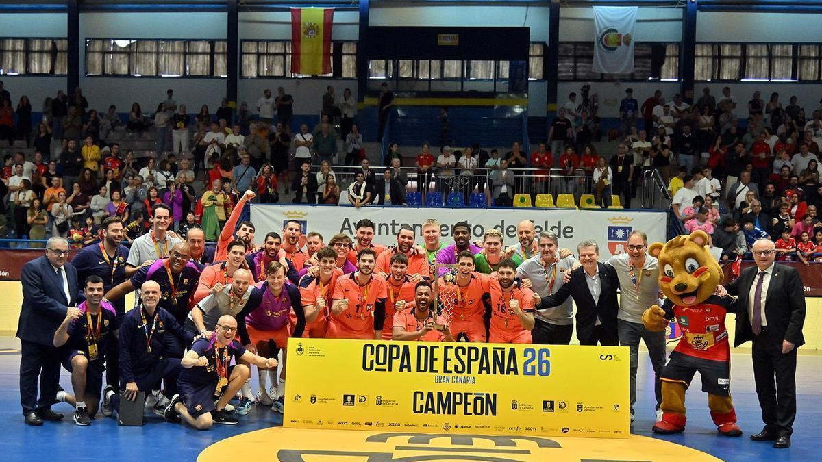 Los jugadores del Barça posan con el trofeo de campeones de la Copa de España de balonmano.