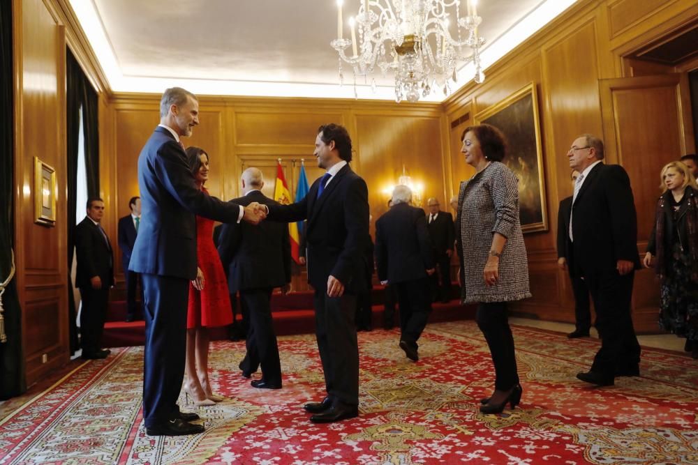 Los Reyes reciben los premiados con las Medallas de Oro de Asturias