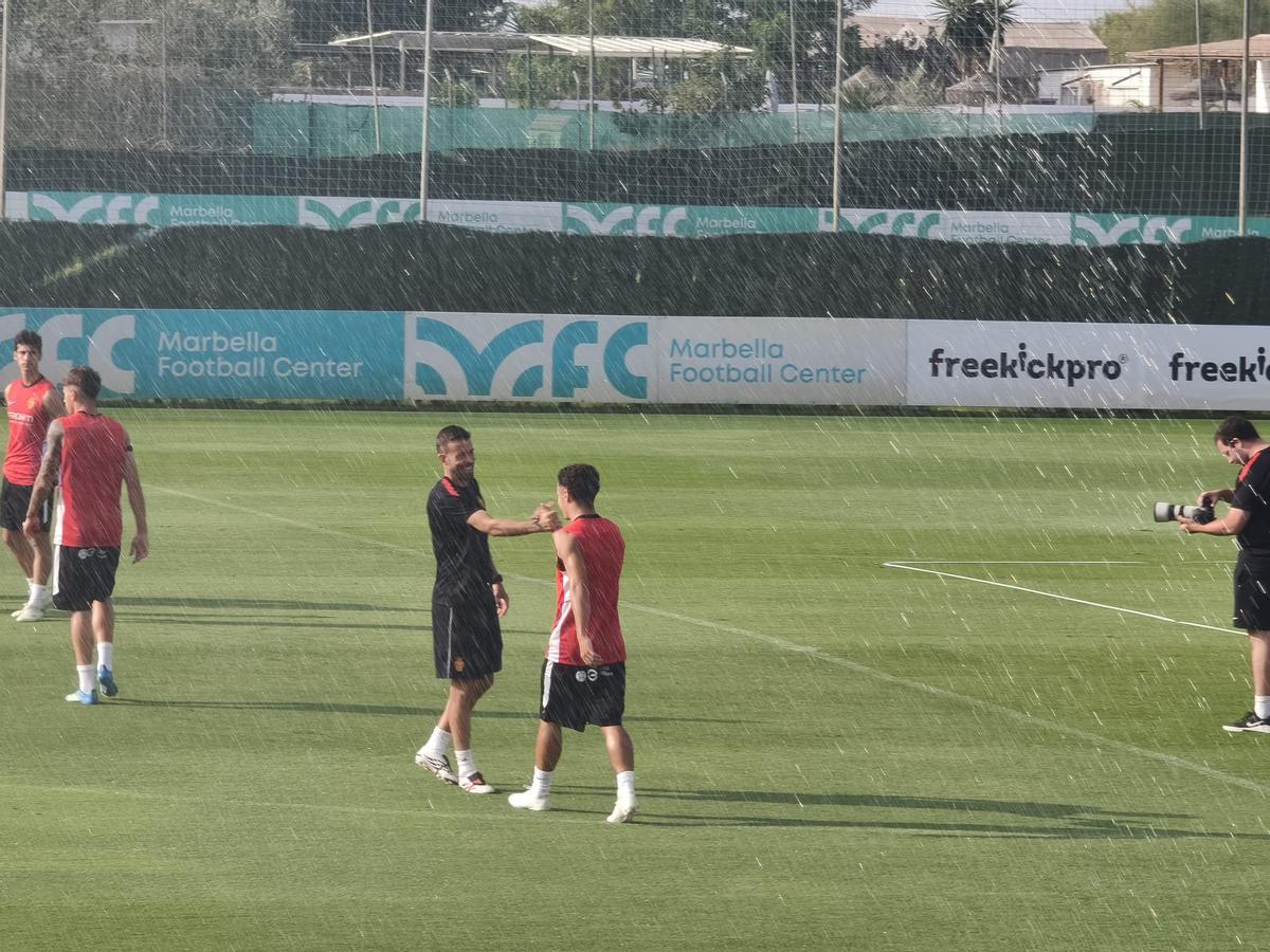 Luis García saluda a Jan Virgili este martes en la sesión en el Marbella Football Center.