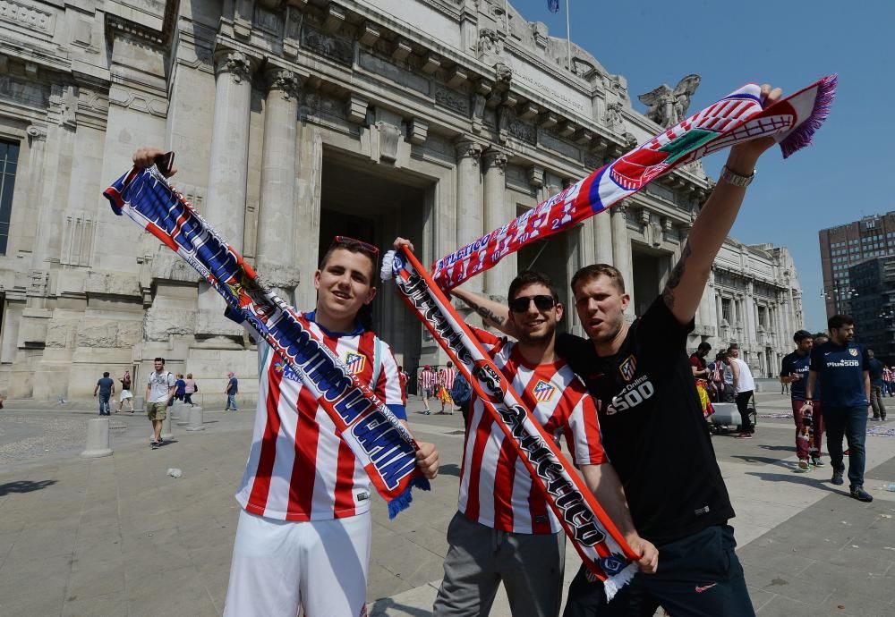 Las aficiones de Madrid y Atlético toman el centro de Milán en las horas previas al partido.