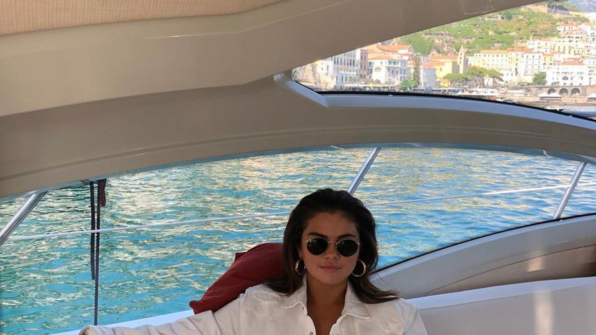 Selena Gomez en un bote en Roma. Instagram @selenagomez
