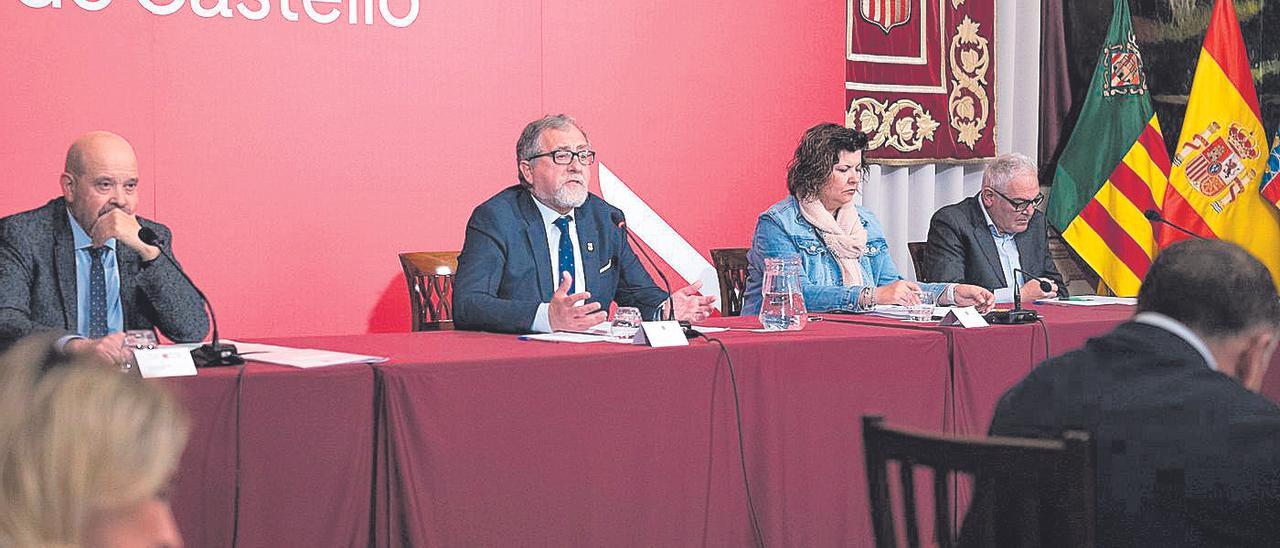 El presidente de la Diputación, José Martí, con los populares Marta Barrachina y Salvador Aguilella, en primer plano.