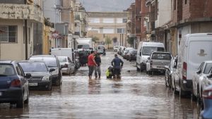 Varias personas observan los estragos ocasionados por la DANA, a 29 de octubre de 2024, en Llombai, Valencia, Comunidad Valenciana (España).