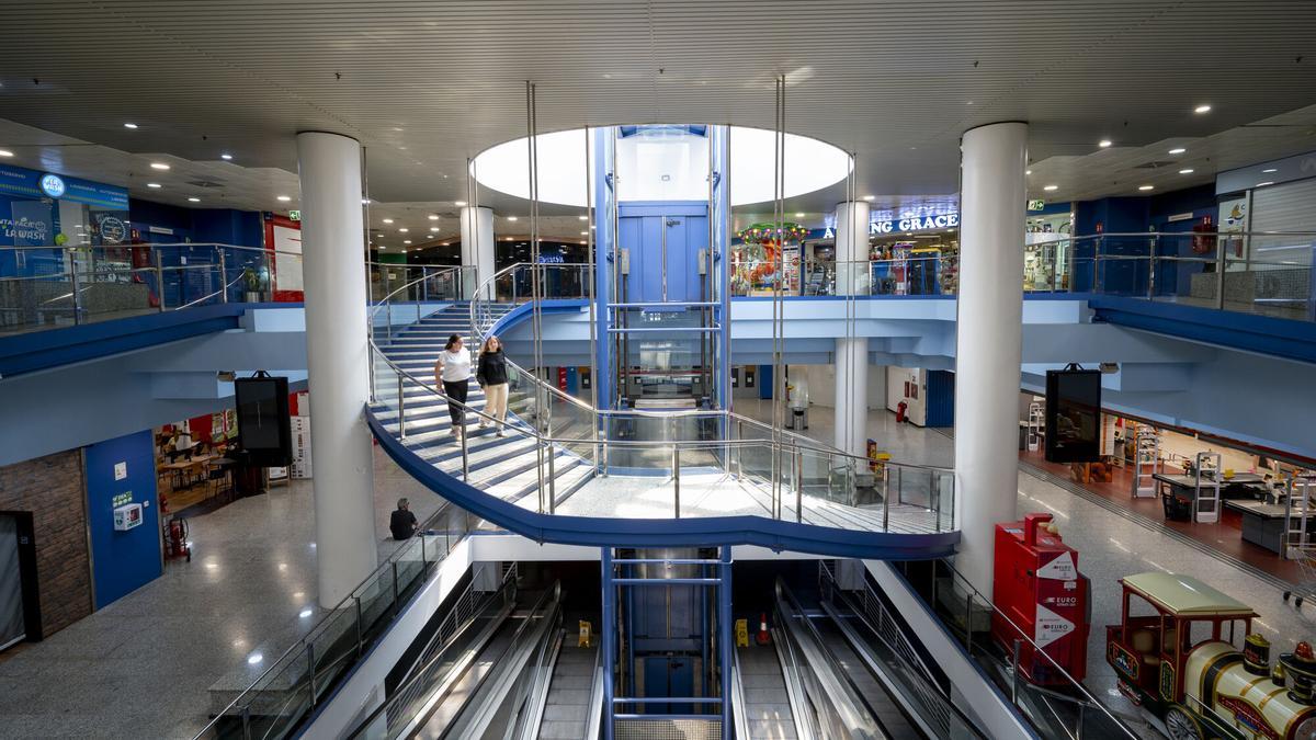 Interior del centro comercial El Centre de la Vila en el barrio de la Vila Olímpica con numerosas tiendas cerradas y pocos comercios abiertos.