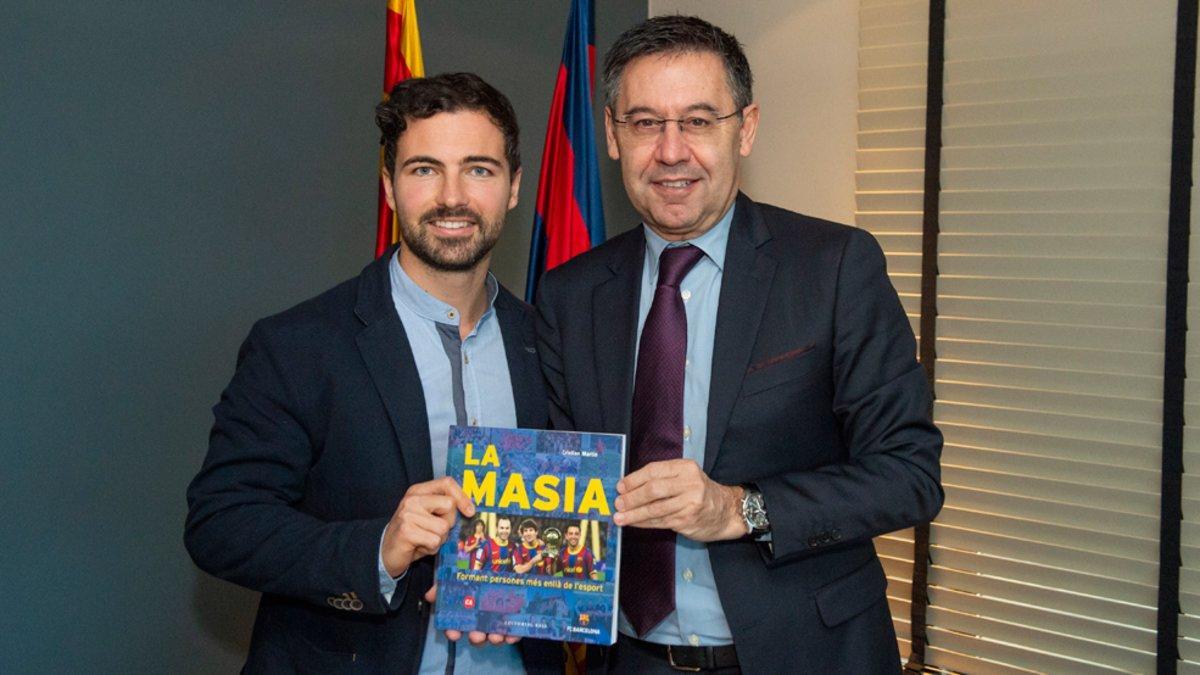 El presidente del FC Barcelona, Josep Maria Bartomeu, con  Cristian Martín, autor del libro 'La Masia'