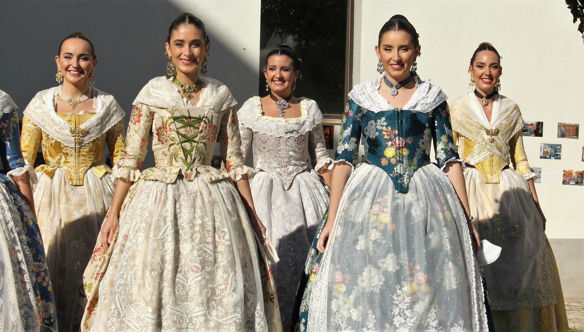 Falleras mayores y cortes recuperan el moño único... y unos segundos sin mascarilla