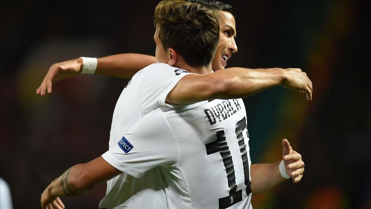 Cristiano abraza a Dybala después del gol que aseguró el triunfo de la Juve