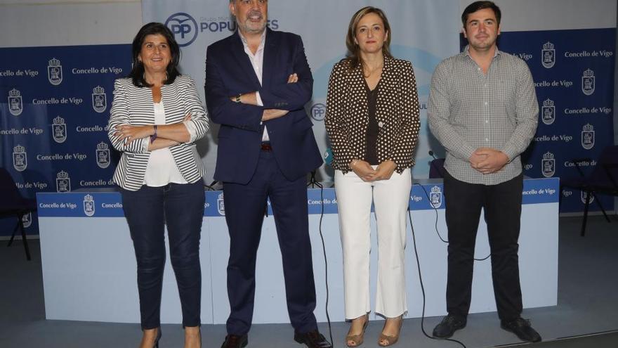 Concejales del PP, esta mañana. // R. Grobas