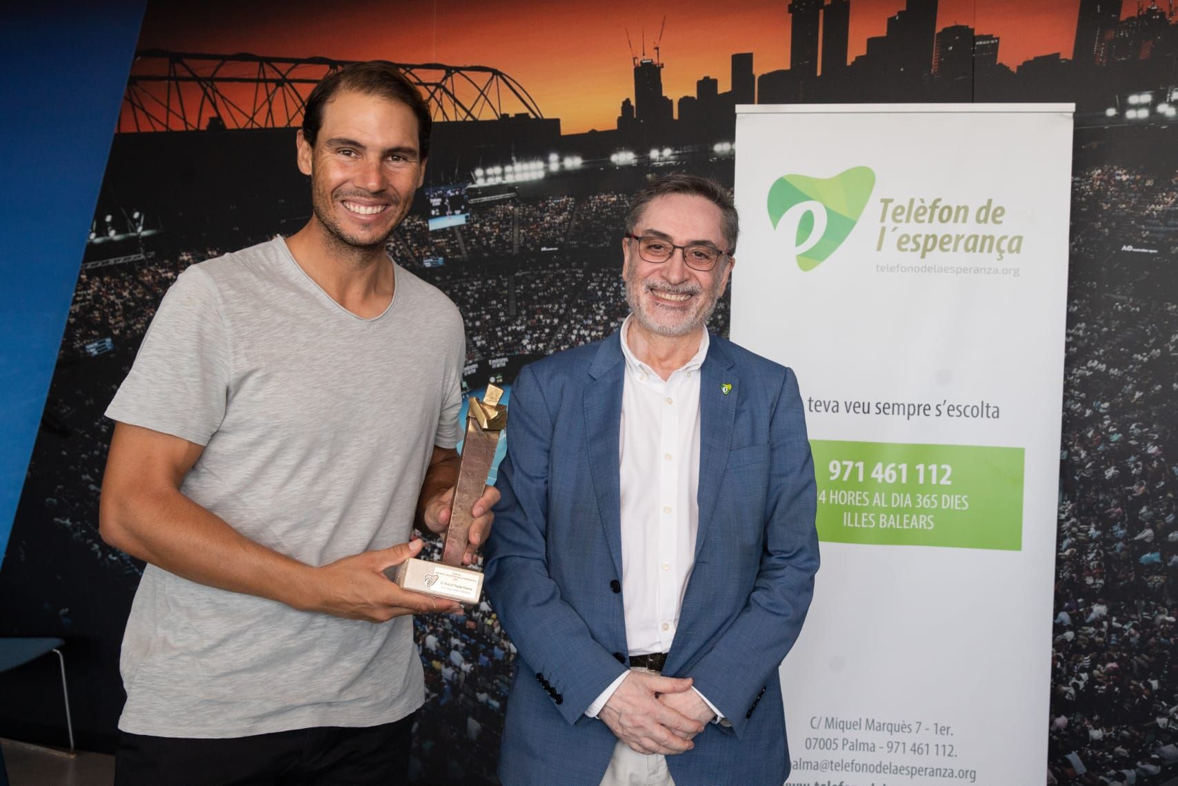 Rafa Nadal recibe el premio al compromiso solidario del Teléfono de la Esperanza