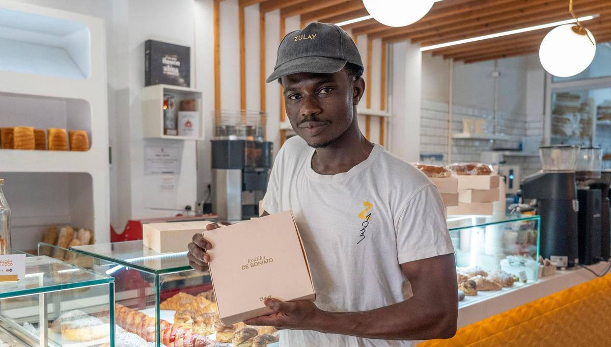 Yaya, posando con uno de los productos de la tienda.