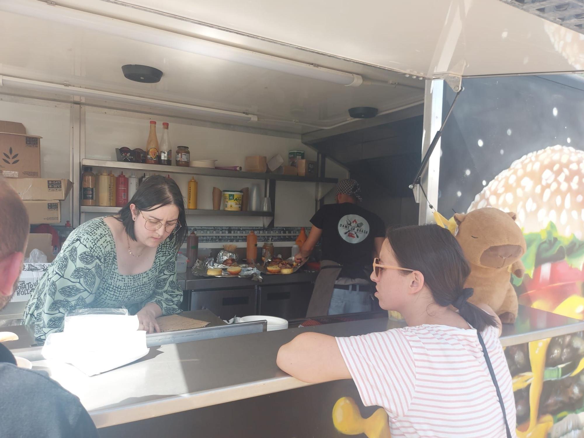 En imágenes: Salas estrena su primera quedada de foodtrucks
