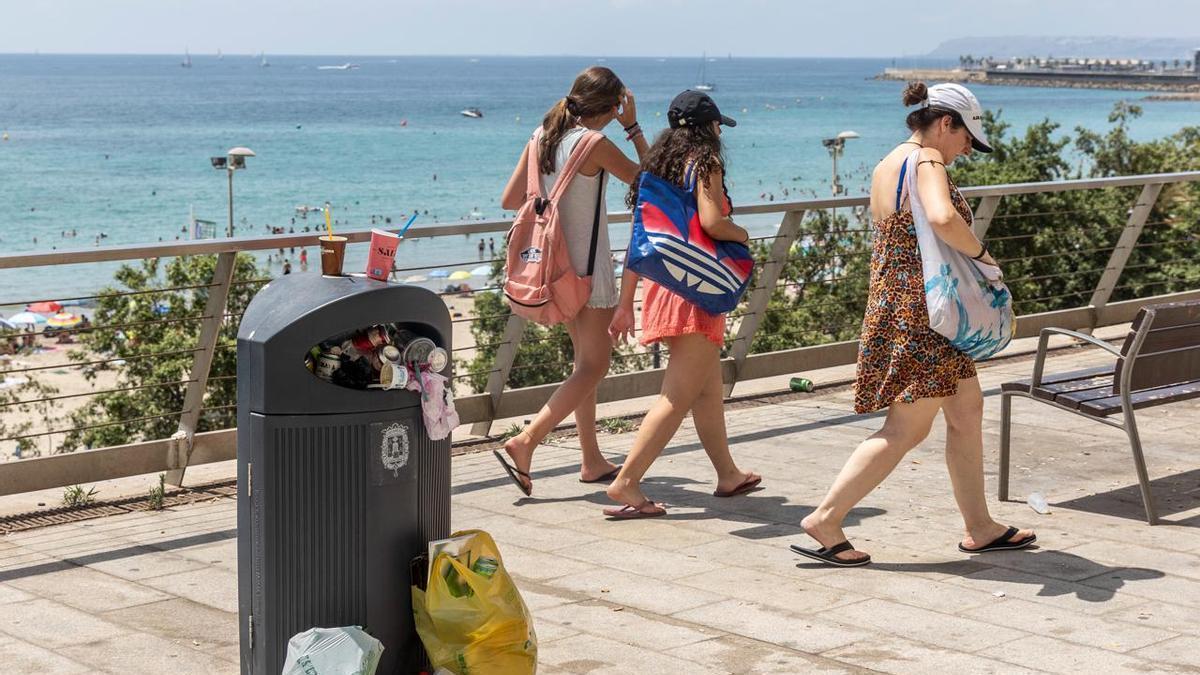 Virgen del Socorro amanece con basura y papeleras desbordadas tras una nueva noche de fuegos artificiales