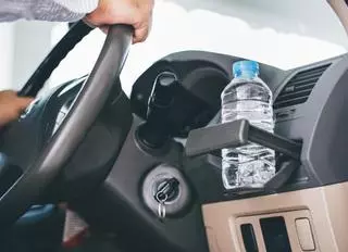 No corras el riesgo: dejar una botella de agua en tu coche puede acabar muy mal