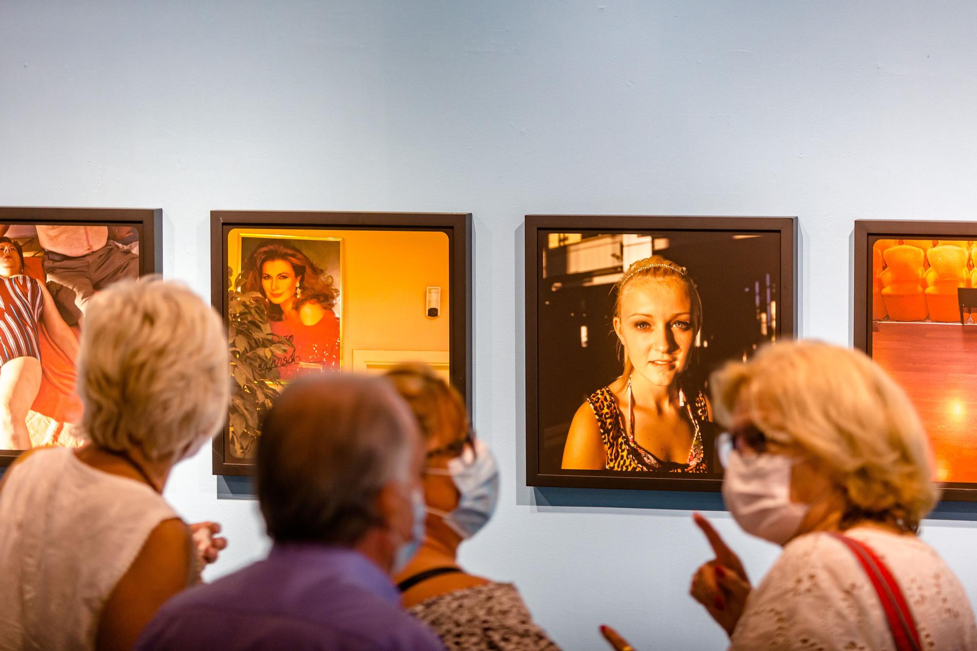 Inauguración de la exposición de Cristina de Middel, Martin Par y María Moldes en Benidorm