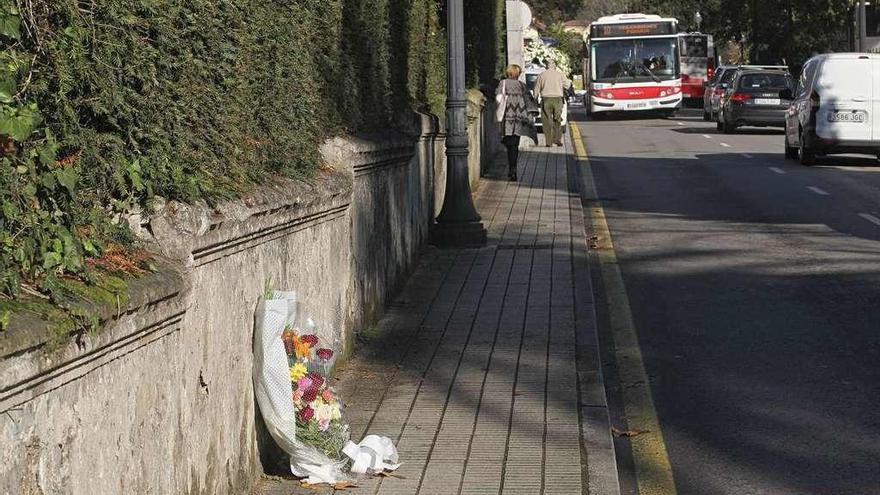 Un ramo de flores en el lugar donde fue atropellado Juan Fombona (en el recuadro) en Somió.