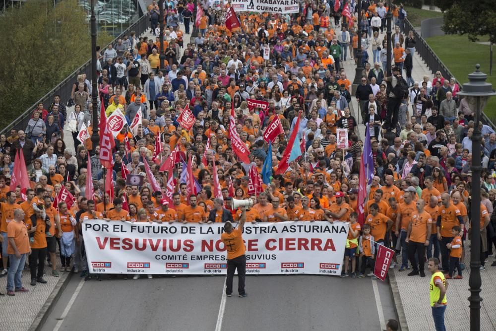 Multitudinaria manifestación en Langreo contra el cierre de Vesuvius