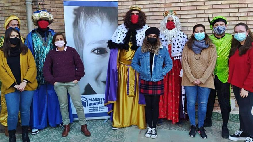 Momento de la entrega de juguetes a la Asociación Maestros Mundi.