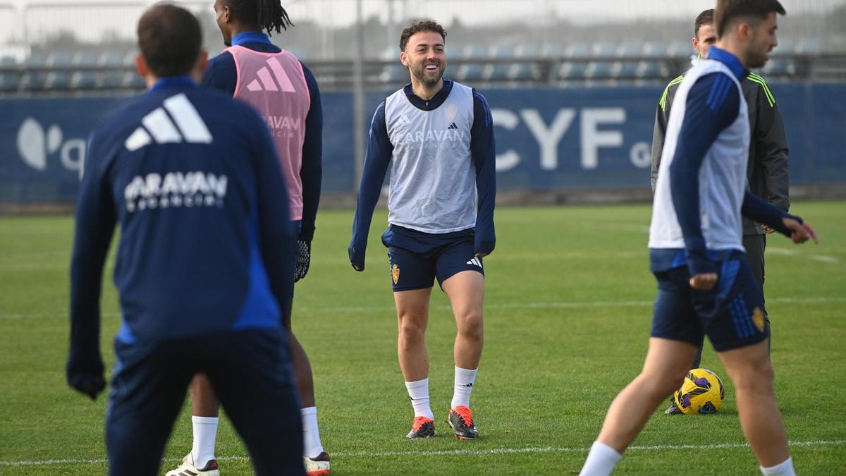 Keidi Bare, sonriendo durante un entrenamiento del Real Zaragoza.