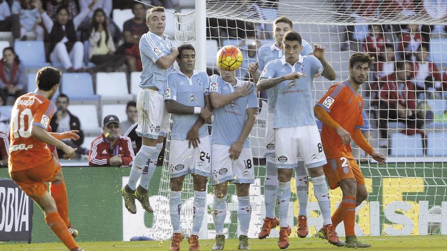 Parejo lanza la falta que supuso el 1-2 momentáneo para el Valencia poco antes del descanso. // Adrián Irago