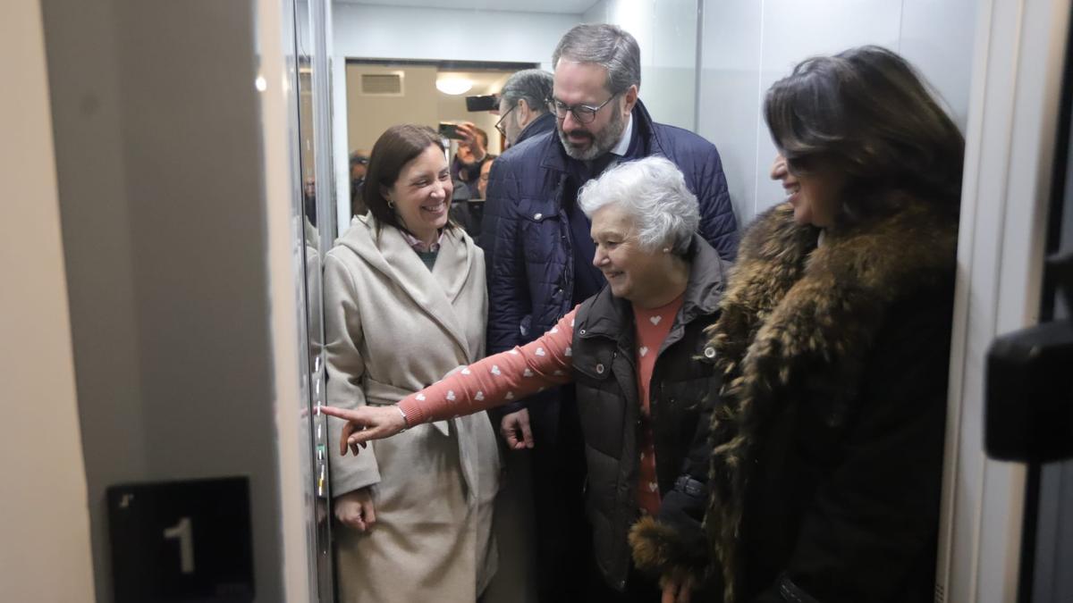 Adolfo Molina y Cristina Casanueva acompañan a los vecinos a subir en el nuevo ascensor.