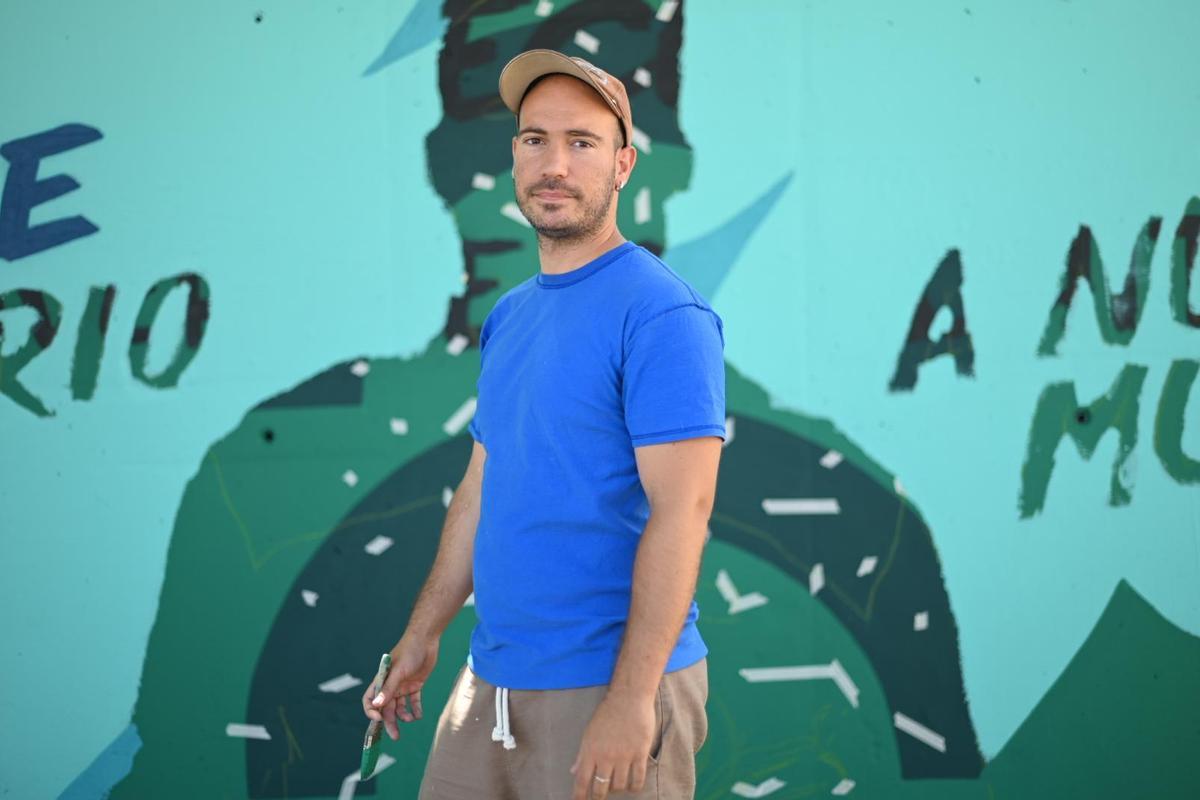 Pablo Zárate, artista que está pintando el mural.